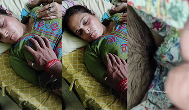 Sexy MoM Sleeping & Fucking Hard – Tamilporn