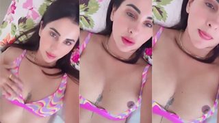 Influencer Meetii Kalher Pussy Mastrubating With Vibrator on Bed